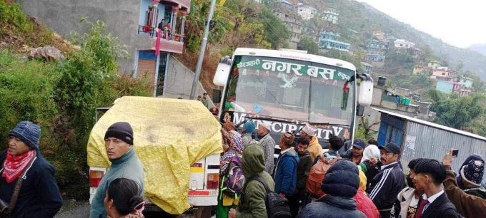नगर बस र जिप सेरिगाउँमा ठोक्किदा एक जना घाइते 